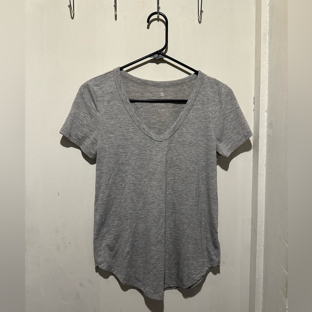 2 TOPS Vneck t-Shirts
